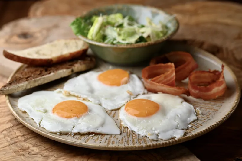 Яєчня з хрустким беконом 200г