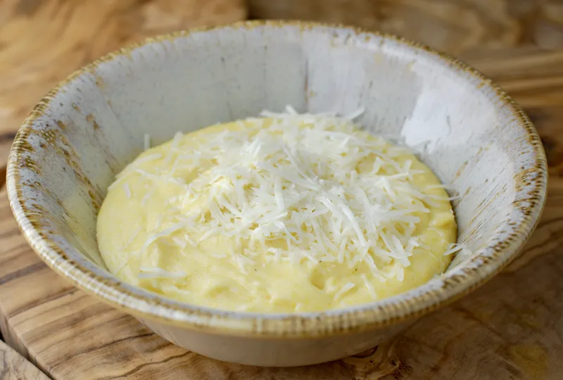 Кукурудзяна каша з вершками та сиром пекаріно 250 г