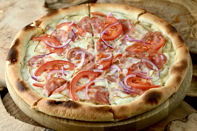 Капрічоза з шинкою та беконом